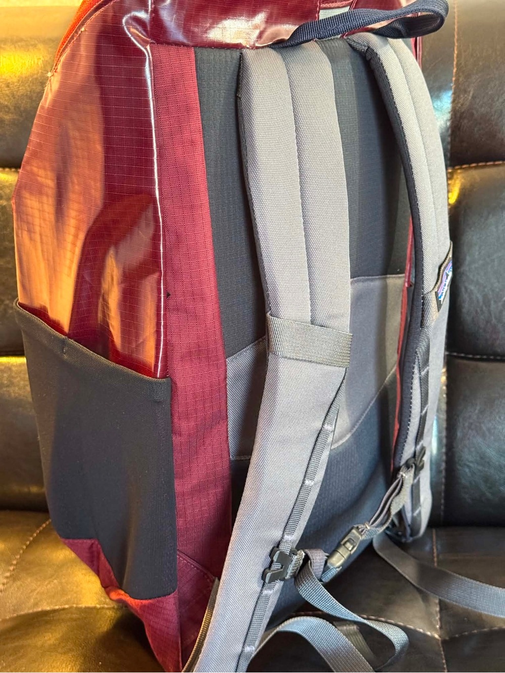 Women Patagonia Black Hole 23L Backpack Red - New - Minor Logo Flaw - Picture 3 of 7